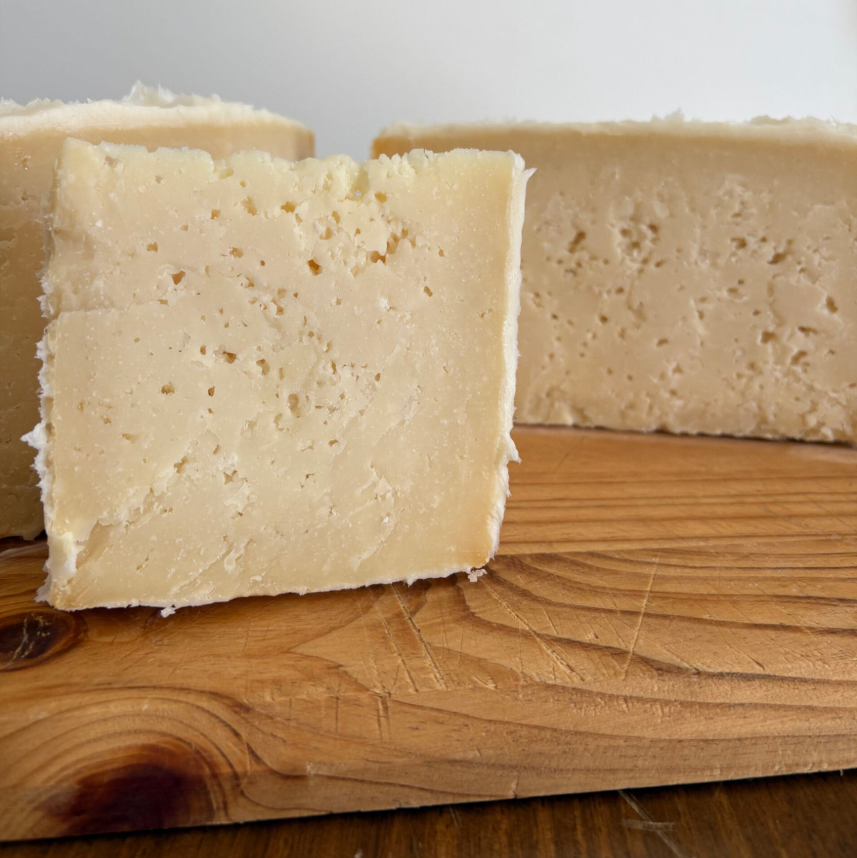 Queso Artesano de Leche Cruda de Oveja Curado en Manteca - Imagen 2