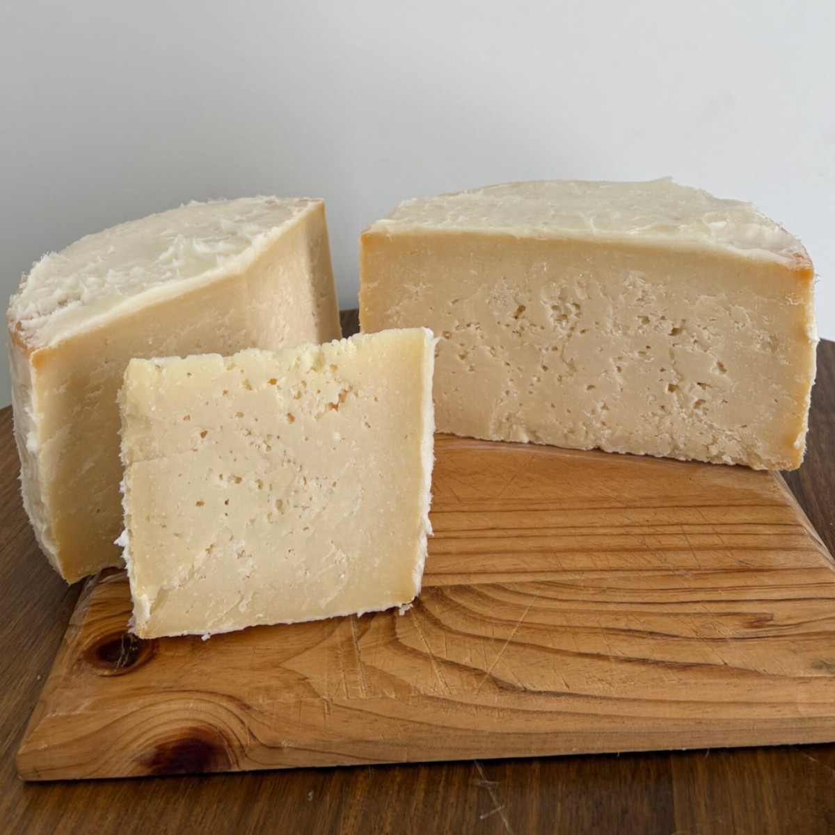 Queso Artesano de Leche Cruda de Oveja Curado en Manteca - Imagen 3